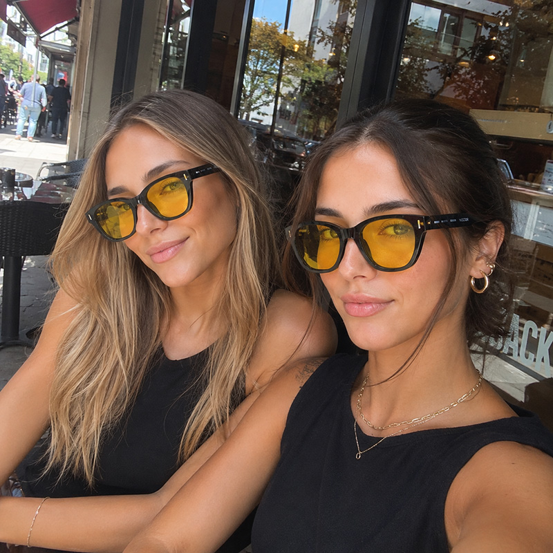 Publicación de Instagram VIZOOR: amigas con lentes amarillos